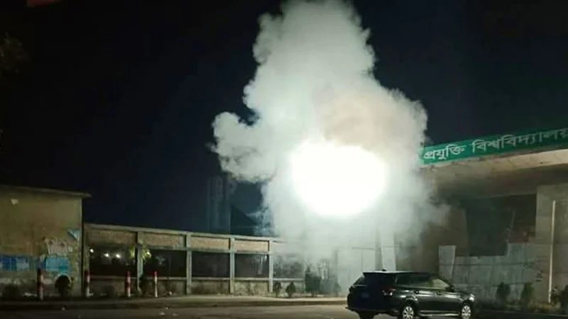 গোপালগঞ্জ বিজ্ঞান ও প্রযুক্তি বিশ্ববিদ্যালয়ের গেটের সামনে ককটেল বিস্ফোরণ